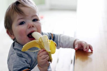 Câte luni pot să dau o banană unui copil?